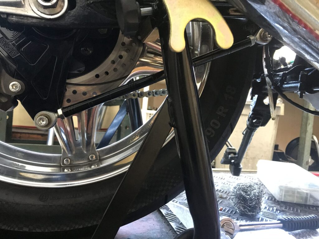 スイングアーム下側にリジッドマウント-トルクロッド