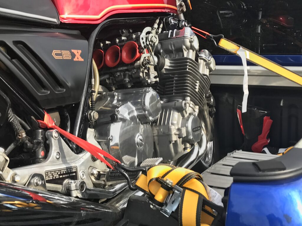 CBX1000トランポ-積み荷の確認