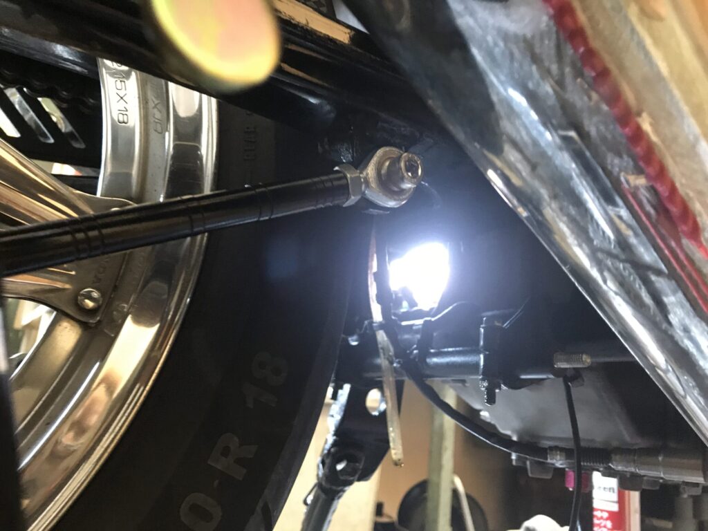 スイングアーム下側にリジッドマウント-トルクロッド