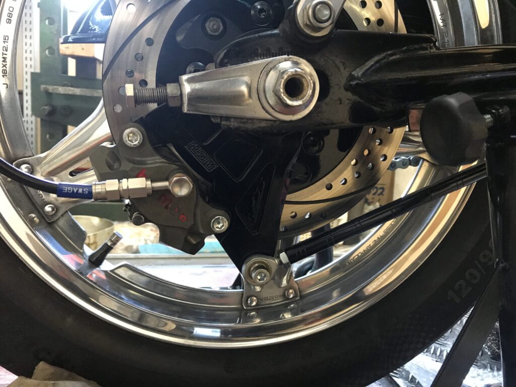 スイングアーム下側にリジッドマウント-トルクロッド