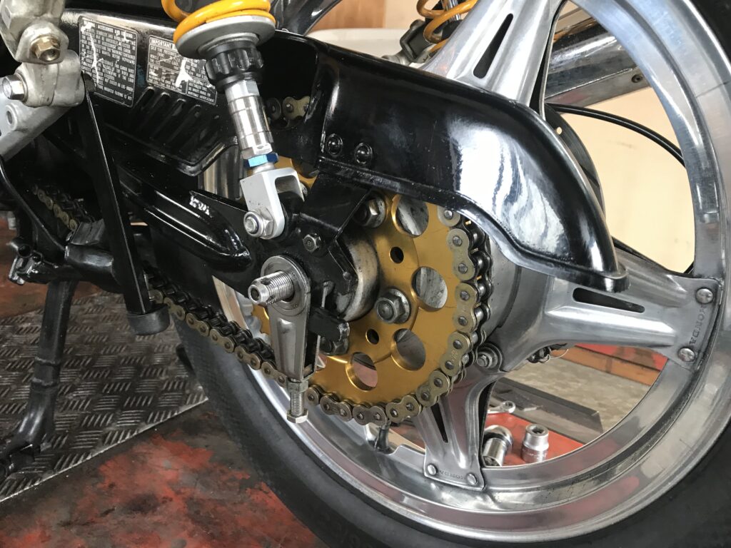 CBX1000-チェーンアジャスターとサス延長