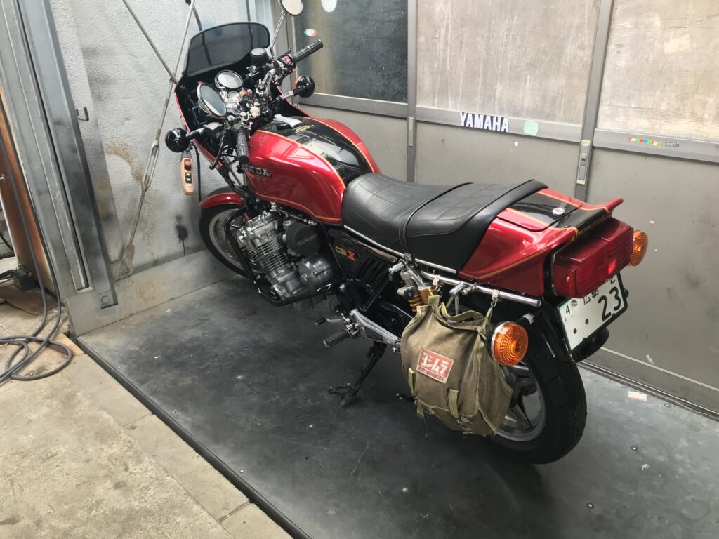 CBX1000をレンタルピットに搬入