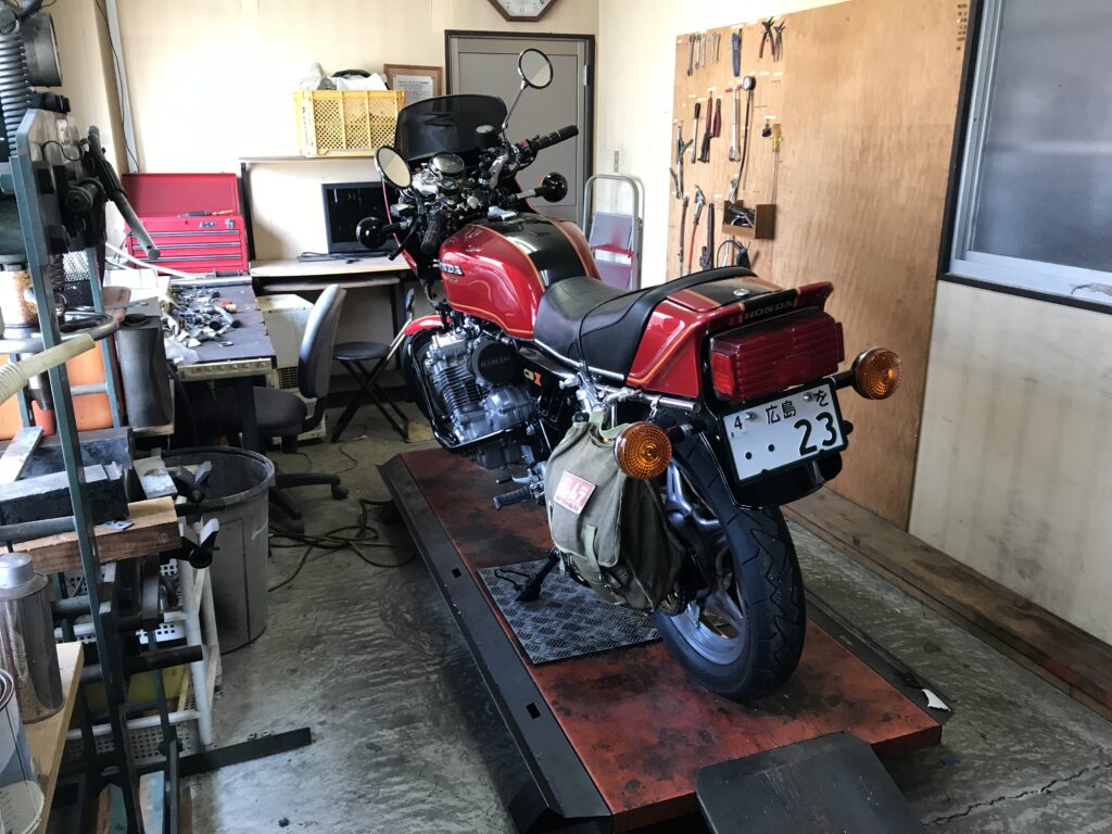 CBX1000をレンタルピットに搬入