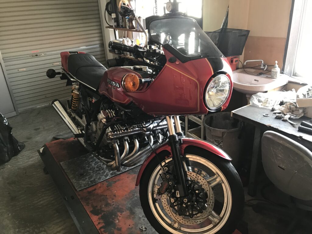 CBX1000をレンタルピットに搬入