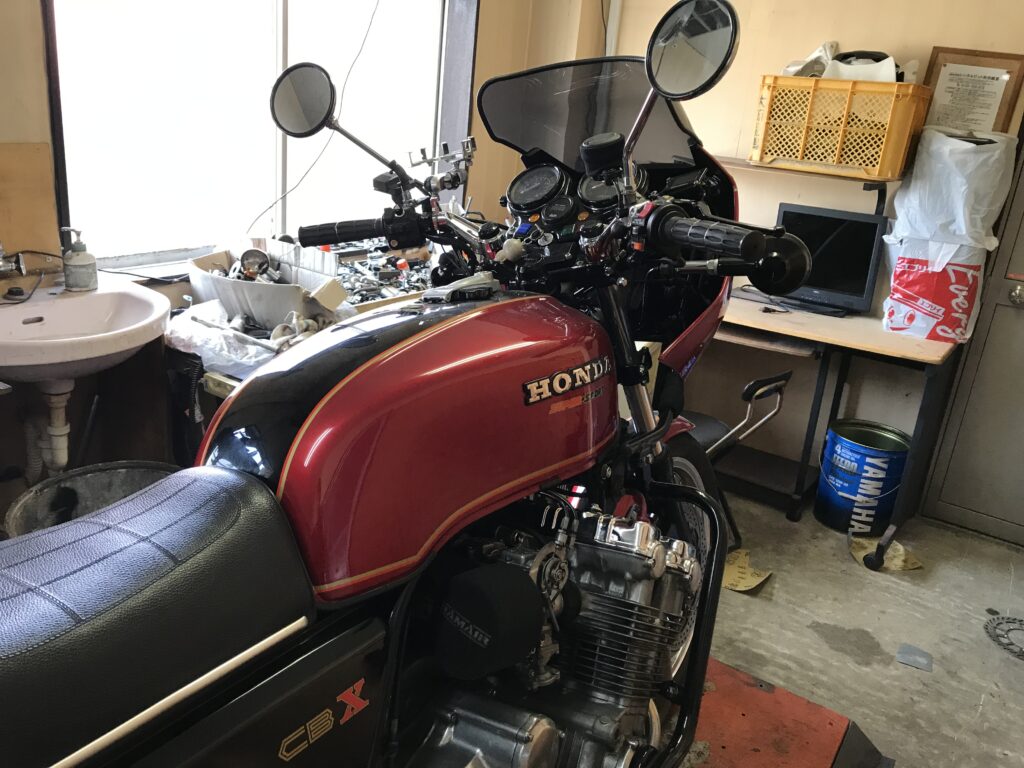 CBX1000をレンタルピットに搬入