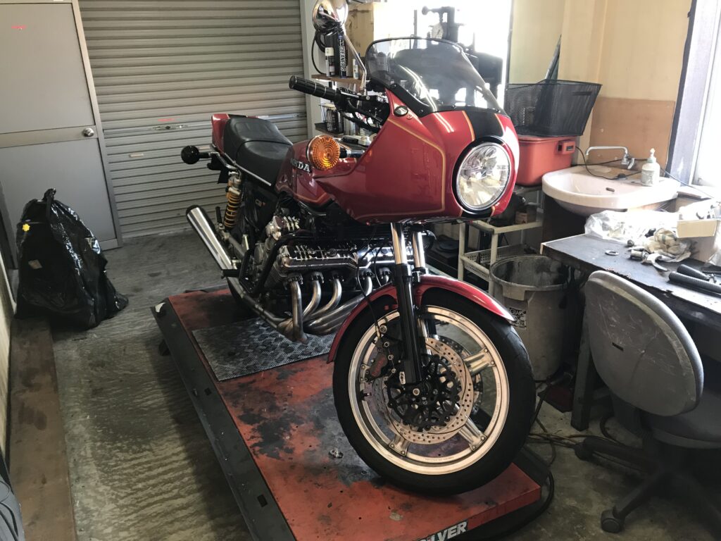 CBX1000をレンタルピットに搬入