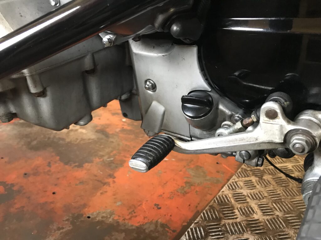 CBX1000をレンタルピットに搬入