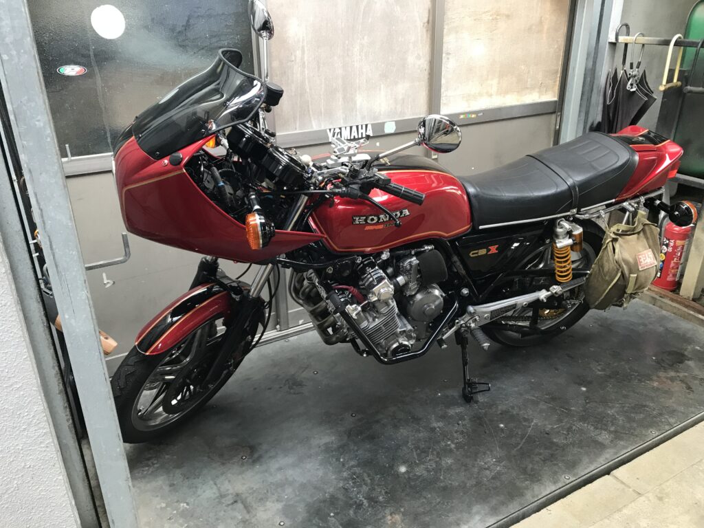 CBX1000をレンタルピットに搬入