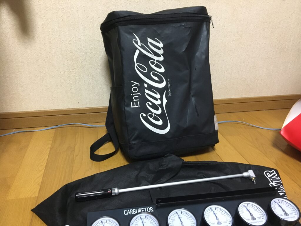 バックパックとバキュームゲージ