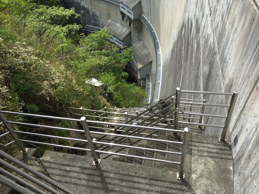 温井ダム-階段