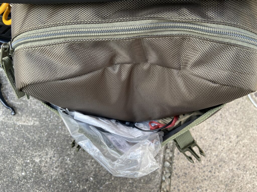 サイドバッグ中身
