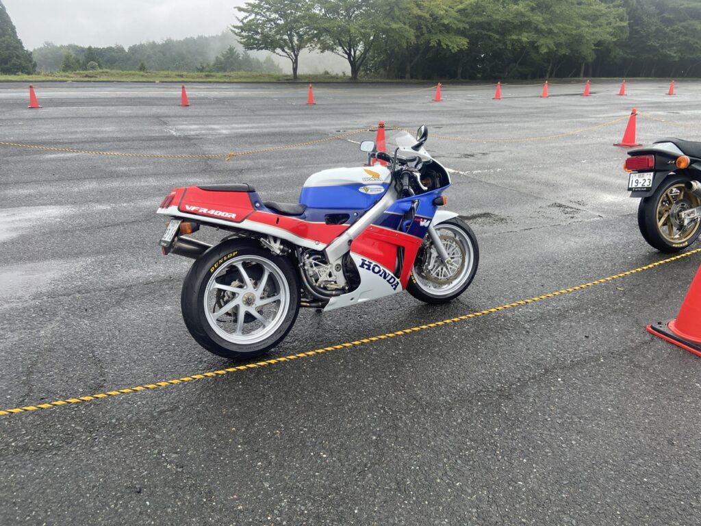 VFR400R